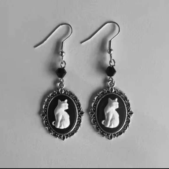 Earrings Women's Gothic White Cat Dangle New f43 - Picture 1 of 2